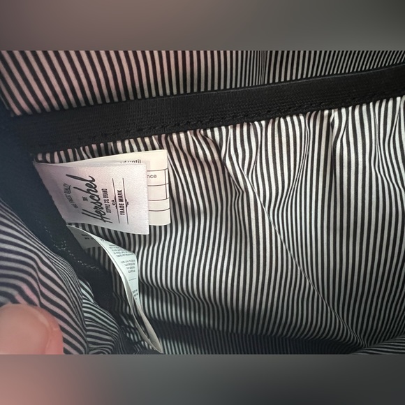 Black Herschel backpack - Picture 3 of 7